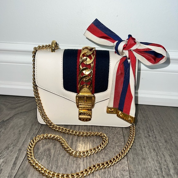 Authentic Gucci Mini Sylvie Cream Crossbody Bag with Bow - Picture 10 of 13